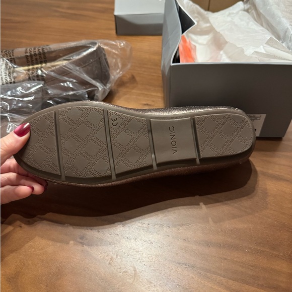 Vionic Women's Debbie Metallic Gold Loafers- 8.5, NIB - Picture 4 of 7